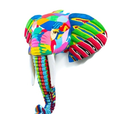 Cabeça de elefante colorida em tecido com padrões variados