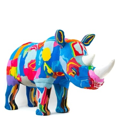 Estátua colorida de rinoceronte em fundo branco