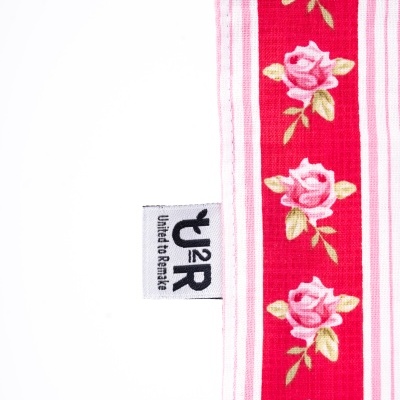 Faixa de tecido com padrão floral e etiqueta U2R United To Renovate