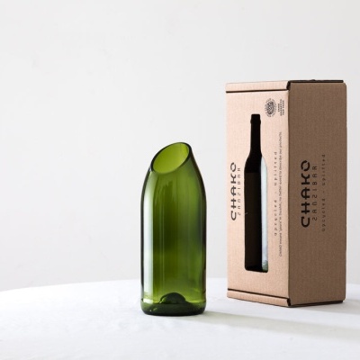 Garrafas verdes de vidro reciclado com embalagem de cartão castanho