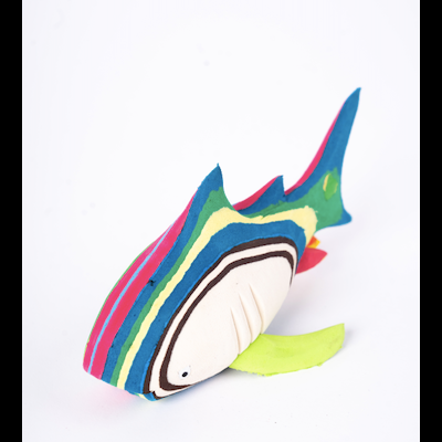 Peixe decorativo de madeira com pintura colorida e riscas.