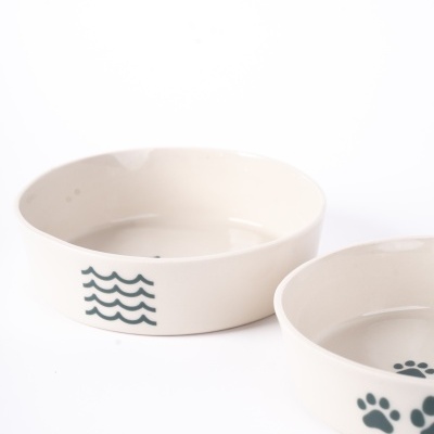 Comedouros para animais em cerâmica branca com desenhos de ondas e pegadas azuis