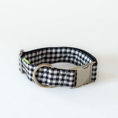 Colar para cão xadrez preto e branco com fivela metálica.
