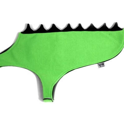 Roupa para cão verde com padrão de escamas pretas e etiqueta VVR