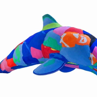Pelúcia colorida em forma de golfinho com padrão multicolorido