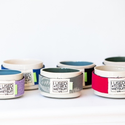 Pulseiras de tecido com etiquetas 'I USED TO BE A WETSUIT SURF'