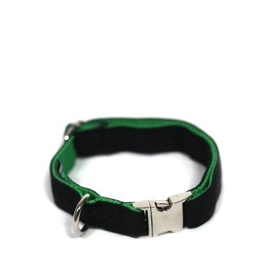 Coleira preta e verde para cão com fivela metálica prateada