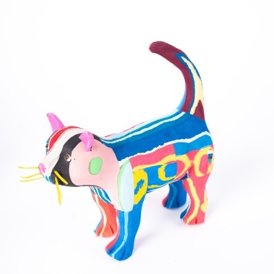 Escultura de gato colorido com padrões abstratos sobre fundo branco