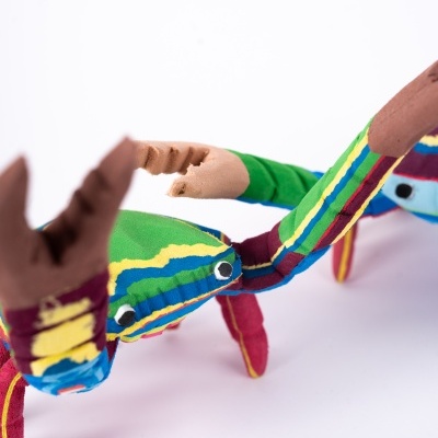 Brinquedos de peluche coloridos em forma de caranguejo