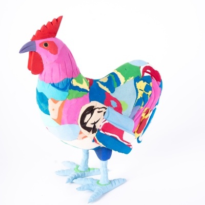 Boneco galinha colorido em tecido com padrões variados