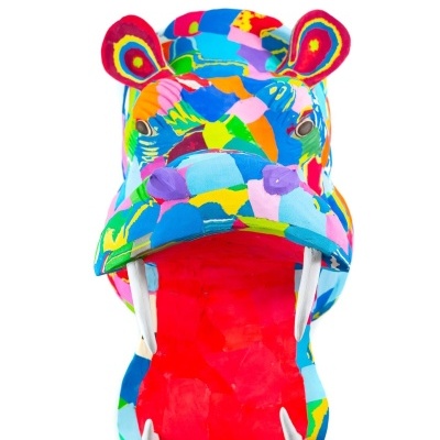 Máscara decorativa colorida de hipopótamo em padrão de retalhos