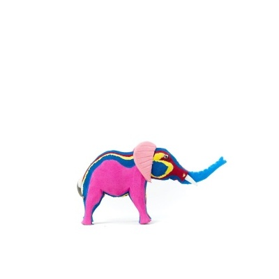 Elefante decorativo em tecido colorido sobre fundo branco