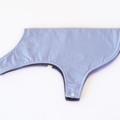 Capa para cão azul claro com botões de pressão