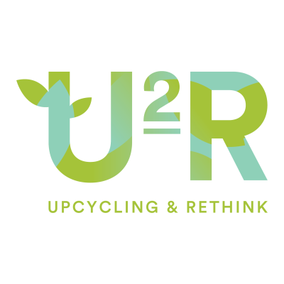 Logótipo U2R com folhas e texto UPCYCLE & RETHINK