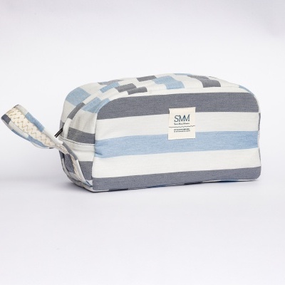 Necessaire às riscas azul, cinza, branca e bege com etiqueta SAM