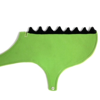 Capa de proteção verde com interior preto e fechos metálicos.