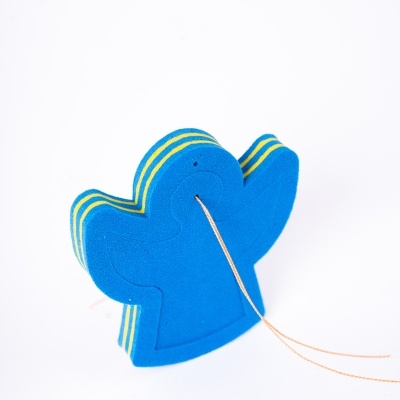 Espuma azul em forma de pássaro com riscas amarelas e fio laranja.