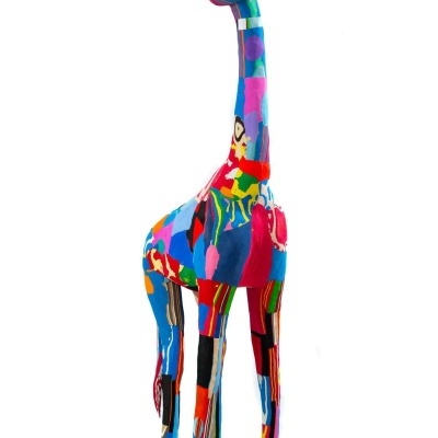 Estátua colorida de girafa com pintura abstrata