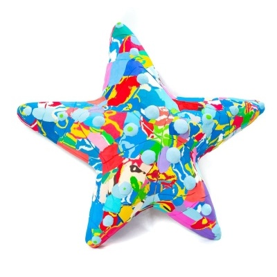 Almofada estrela colorida com botões azuis
