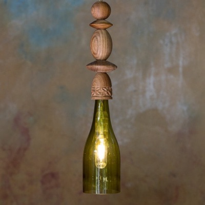 Candeeiro suspenso de garrafa verde com detalhes em madeira