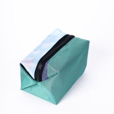 Bolsa pequena de tecido verde água e azul claro com fecho de correr preto