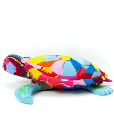 Pelúcia colorida de tartaruga com padrão de remendos coloridos