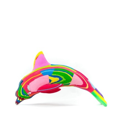Escultura colorida de golfinho feita com material macio em fundo branco