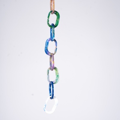 Corrente decorativa colorida com elos ovais suspensa