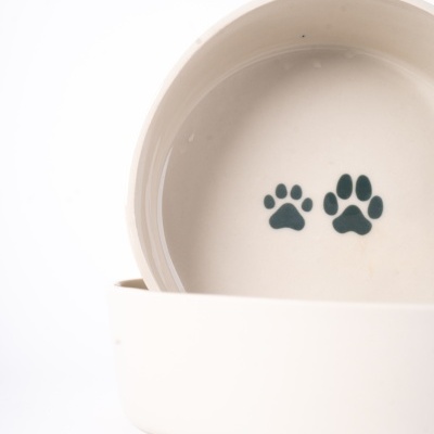 Conjunto de duas tigelas brancas para animais com pegadas pretas