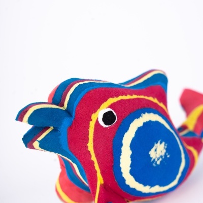 boneco de peixe colorido em tecido