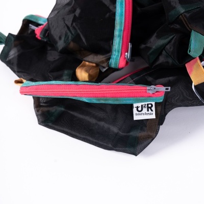 sacos de rede pretos com fechos zip vermelhos e etiqueta branca