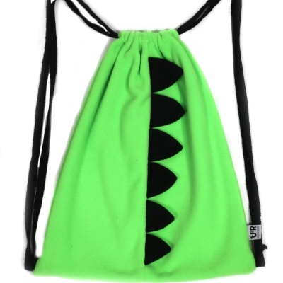 Mochila saco verde com dentes pretos e alças de cordão preto