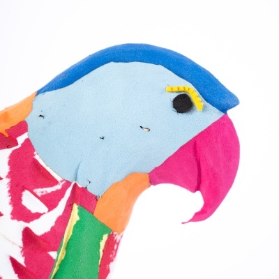 Peluche colorido em forma de cabeça de papagaio