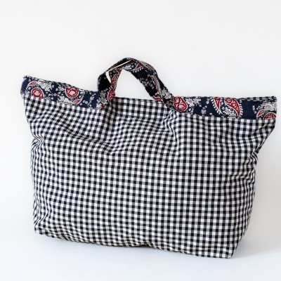 Mala de tecido xadrez preto e branco com padrão floral no interior