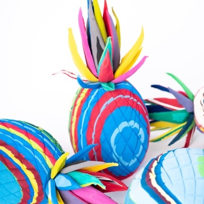 Três bolsas coloridas de tecido com padrão listrado e acabamento em forma de folhas coloridas