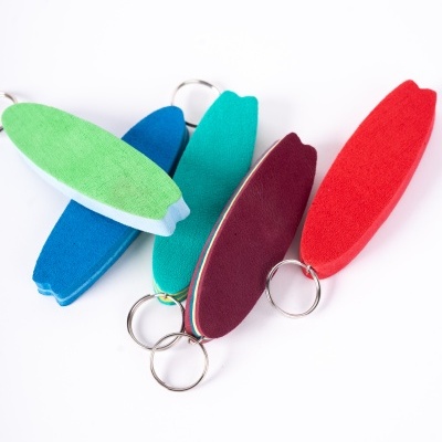 chavesiros coloridos em forma de prancha de surf