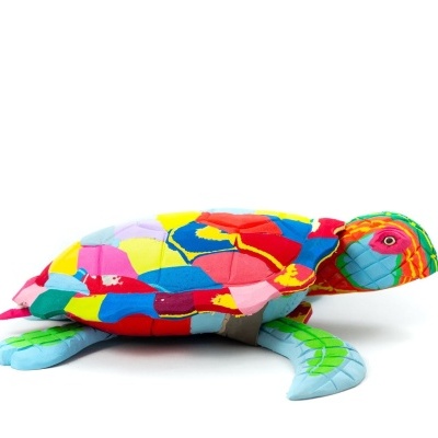 Pelúcia tartaruga colorida com padrão patchwork