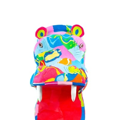 Máscara decorativa colorida em forma de hipopótamo