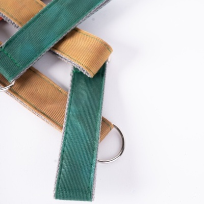 Cintos de tecido verde e bege com argolas metálicas