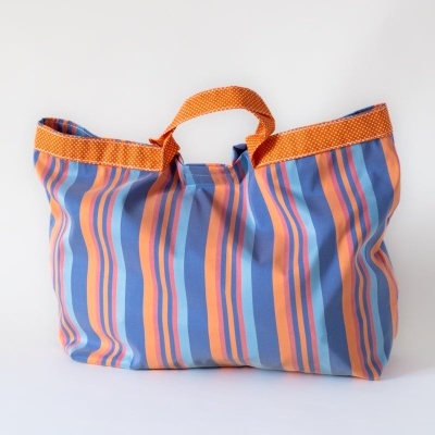 Saco de tecido riscado azul e laranja com alças laranja