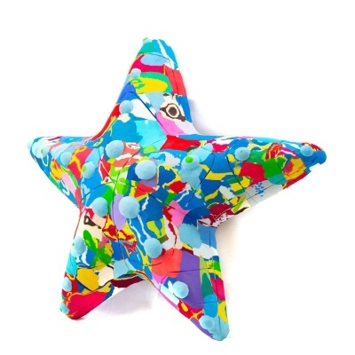 Almofada em forma de estrela colorida com pompons azuis