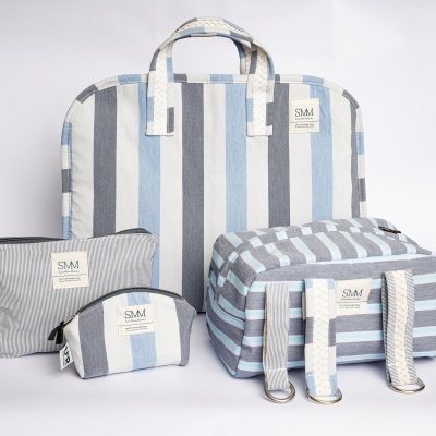 conjunto de bolsas e necessaires em tecido riscado cinza, azul e branco com etiquetas SMI premium