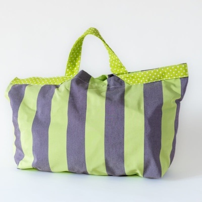 Saco de tecido verde e cinzento com alças bolinhas brancas