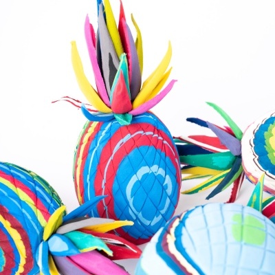 Decoração em tecido colorido em forma de abacaxi com padrões em espiral.