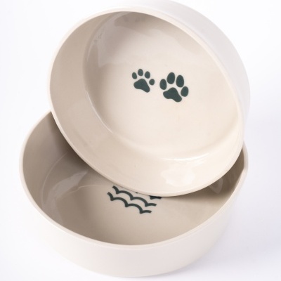 Duas taças redondas de cerâmica bege com desenhos pretos interiores