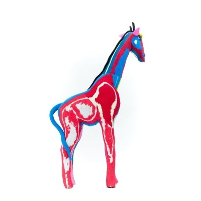 Boneco de girafa colorido em tecido sobre fundo branco