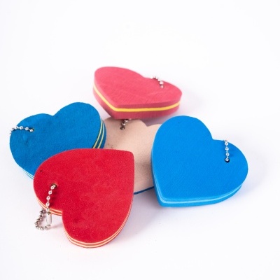 Almofadas em forma de coração de várias cores com correntes metálicas