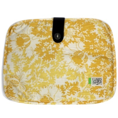 Estojo de tecido amarelo e branco com padrão floral e fecho preto