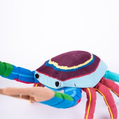 Boneco tecido colorido em forma de caranguejo