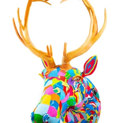 Cabeça de veado decorativa colorida com chifres de madeira clara